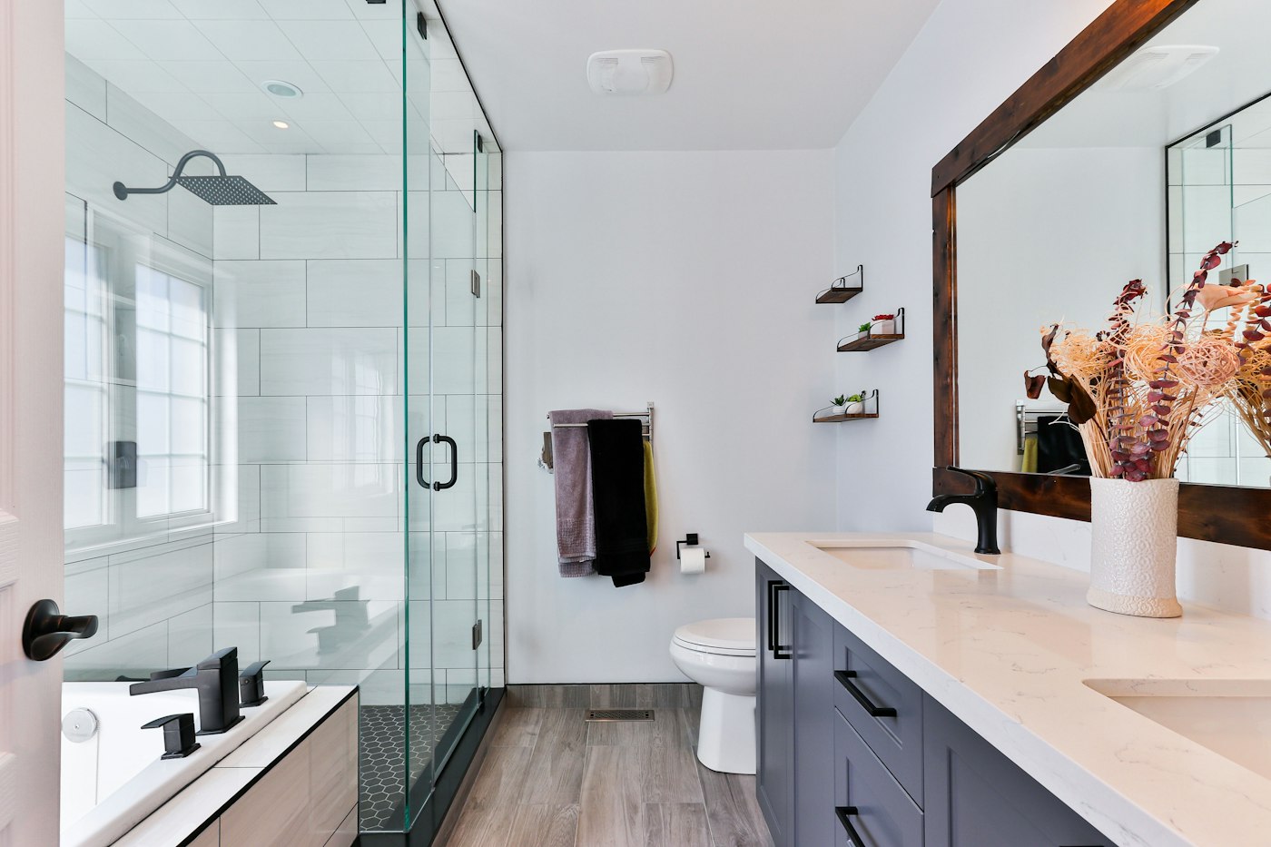Baño con grifería y ducha